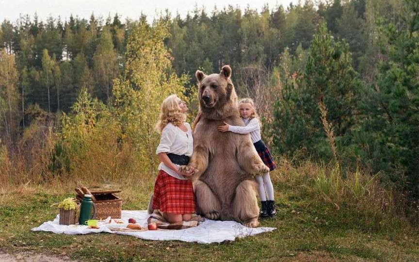 Senzațional: O mamă împreună cu fiica s-au fotografiat în compania unui urs adevărat