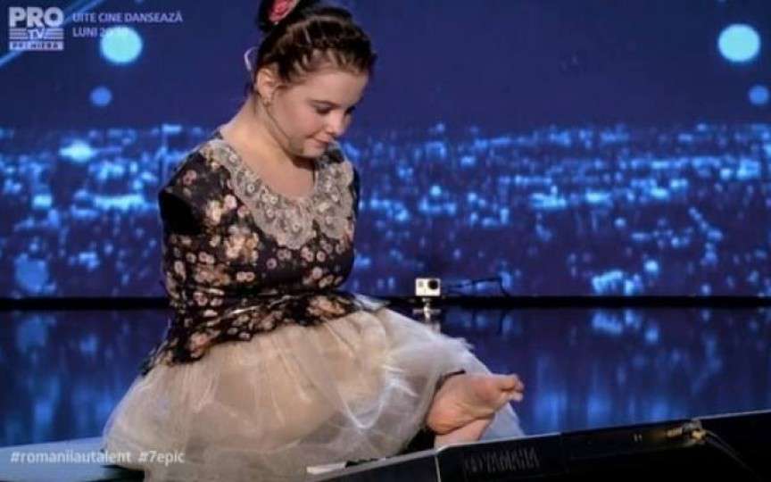 Moment de excepție la „Românii au talent”, o tânăra fără mâini a cântat la pian cu degetele de la picioare