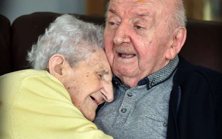 La vârsta de 98 de ani s-a mutat la azilul de bătrâni pentru a avea grijă de copilul său de 80 de ani