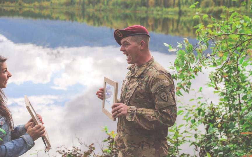 Soția unui militar l-a anunțat că este gravidă într-un mod inedit chiar înainte ca el să plece în misiune
