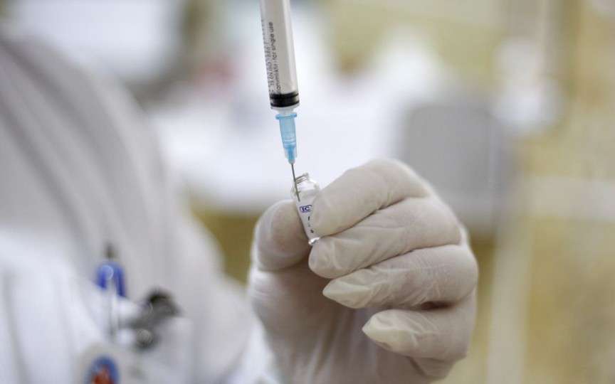 Un adolescent caută cum să se vaccineze pe ascuns, deoarece mama lui este împotrivă