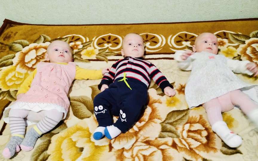 Povestea familiei de moldoveni care după 7 ani de încercări au conceput absolut natural tripleți