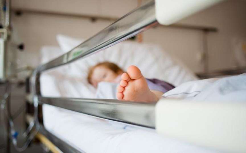 Istoria mamei internată cu copilul în spital din cauza Covid-19: Zăceau pe jos saci galbeni cu deșeuri, șervețele cu sânge, așternuturi murdare