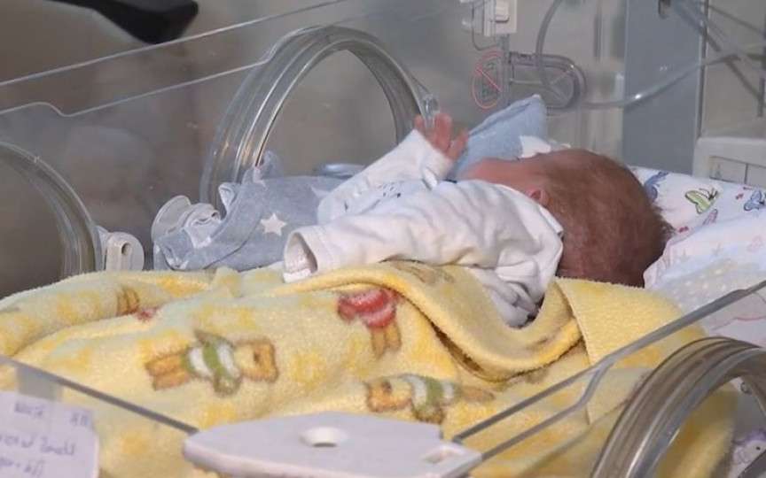 Un bebeluș a fost născut într-un grajd și abandonat: A ajuns internat chiar cu pământ în urechi