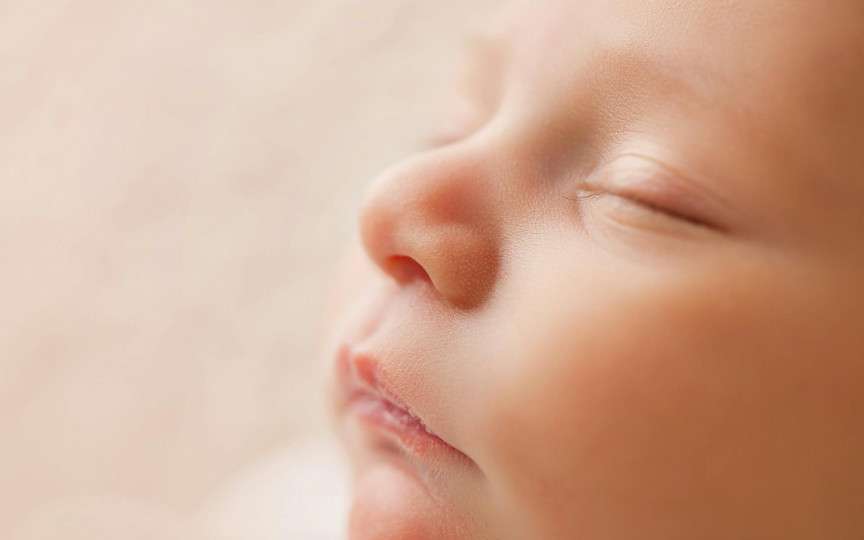 Gemenele care dorm de când s-au născut au surprins pe toată lumea. Medicii nu reușesc să le trezească