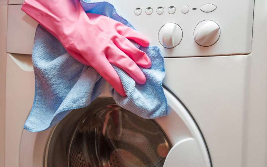 4 trucuri pentru curățarea mașinii de spălat cu produse din casă