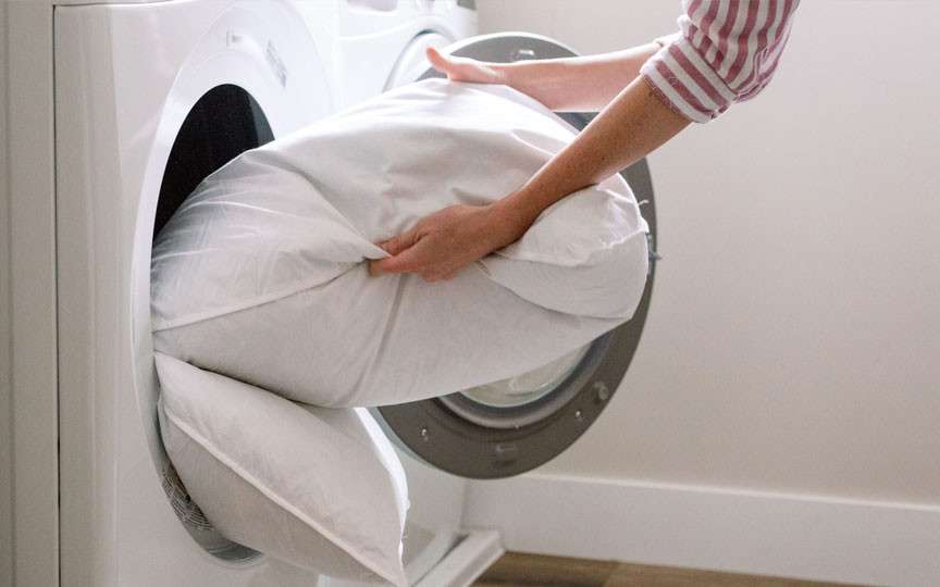 Cum să speli corect pernele din puf și pene pentru un somn confortabil