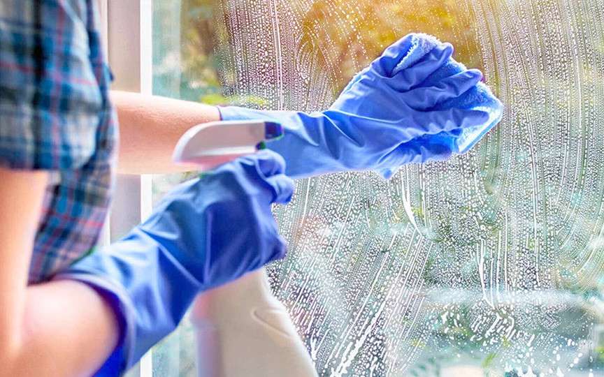 Soluția naturală care îți lasă geamurile strălucitoare, fără chimicale