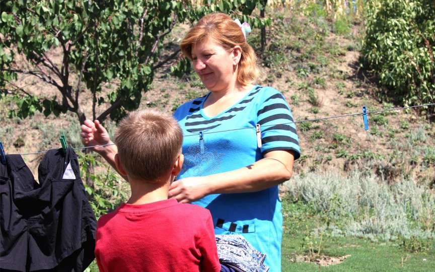 După ce a trecut prin şcoala internat, a decis să fie părinte pentru copiii singuri