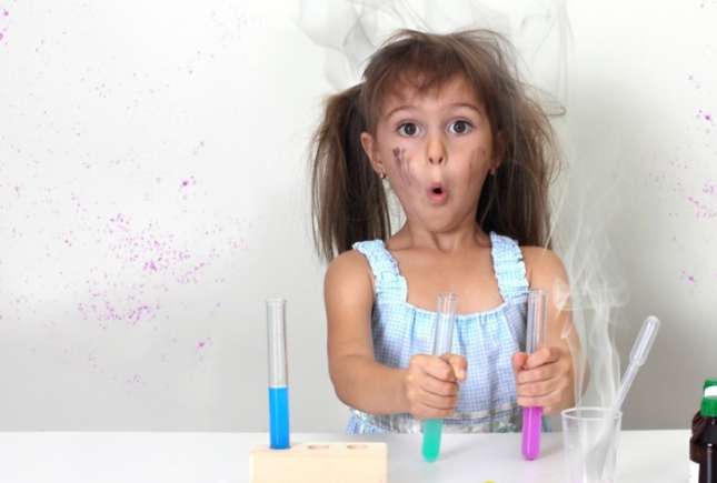 10 experimente pe care să le faci împreună cu copilul tău