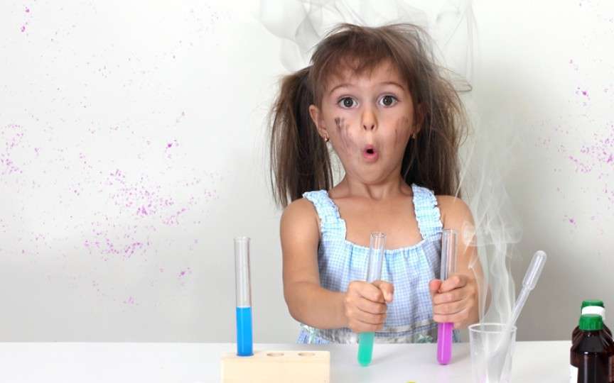 10 experimente pe care să le faci împreună cu copilul tău