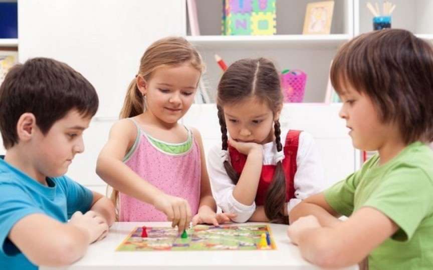 Jocuri distractive şi educative recomandate de psiholog pentru perioada când copiii stau acasă