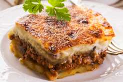 Musaca grecească cu vinete și carne – rețeta tradițională pas cu pas