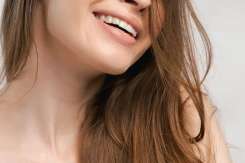 Cum să reduci ridurile de pe gât: sfaturi de la îngrijire acasă la proceduri cosmetice
