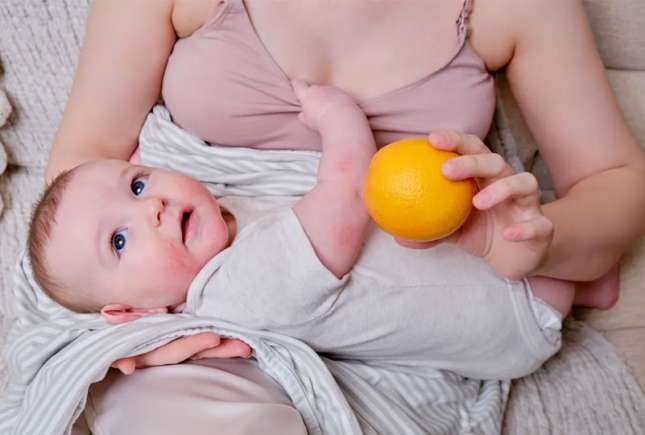 Ce fructe poate mânca mama care alăptează? Lista sigură și cele mai periculoase alegeri