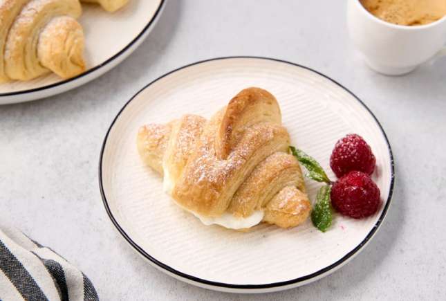 Croissante cu frișcă – desert aerat și pufos
