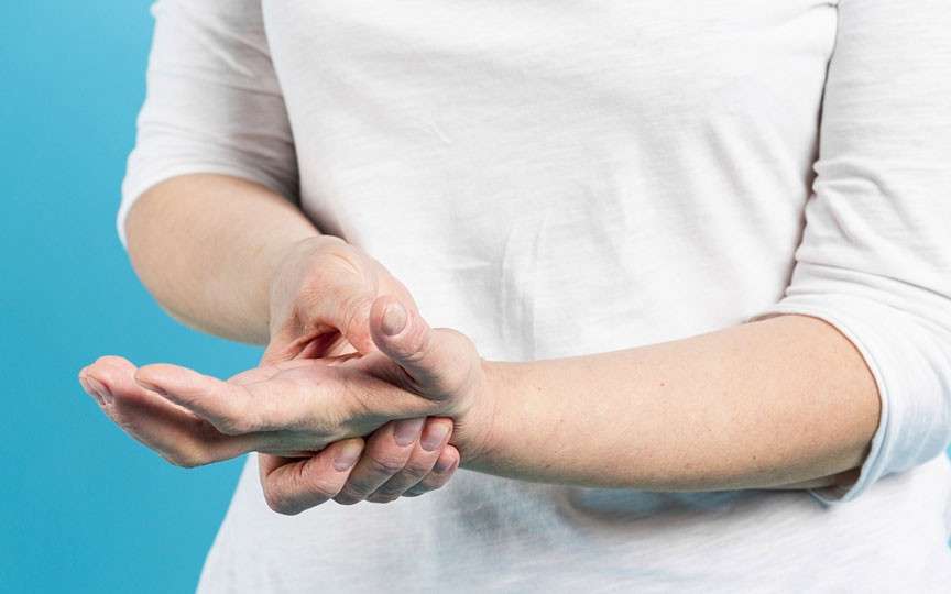 Amorțirea mâinilor: când este un semn banal și când poate ascunde o problemă gravă