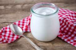 Șase motive să consumi iaurt natural – beneficii și precauții
