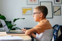 3 obiceiuri din copilărie care afectează coloana: cum să le corectăm la timp