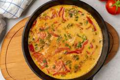 Omletă cu ardei gras și roșii – rețetă simplă și pufoasă la cuptor