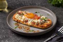 Pizzette cu ou, feta și verdeață – gust mediteranean în 20 de minute
