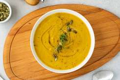 Supă-cremă de dovleac cu linte roșie – aromată, catifelată și plină de culoare