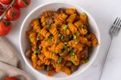 Inimioare de pui cu fusilli – rețetă simplă, gustoasă și sățioasă