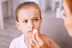 Sânge din nas la copii: cauze, primul ajutor și prevenție