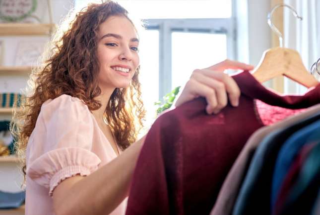 3 culori din garderobă care îmbătrânesc orice femeie – verifică dacă le porți