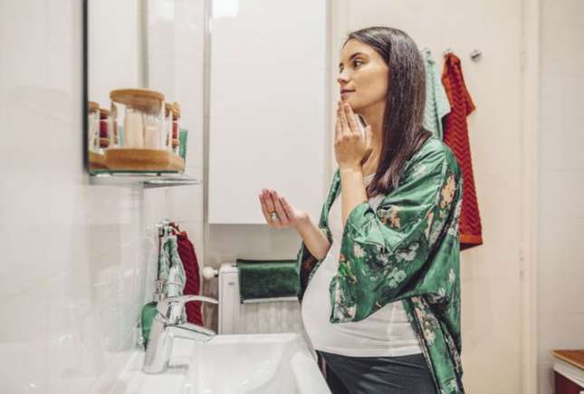 Îngrijirea pielii în sarcină: ingrediente sigure recomandate de dermatologi