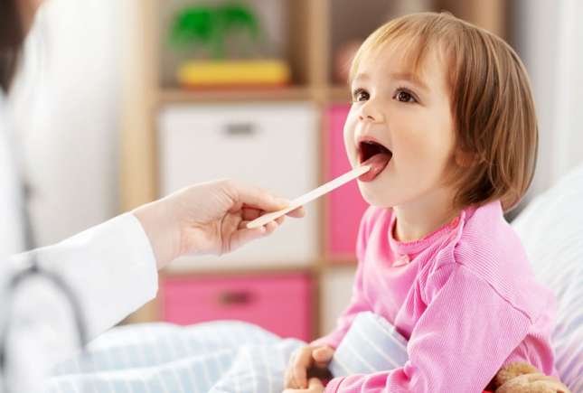 Puncte roșii pe cerul gurii la copii – cauze, diagnostic și tratament recomandat de medici