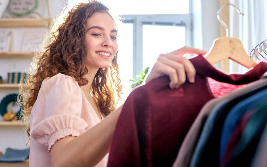 3 culori din garderobă care îmbătrânesc orice femeie – verifică dacă le porți