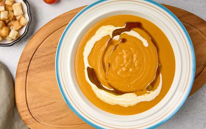 Supă cremă de toamnă cu legume și linte roșie – rețetă aromată și hrănitoare