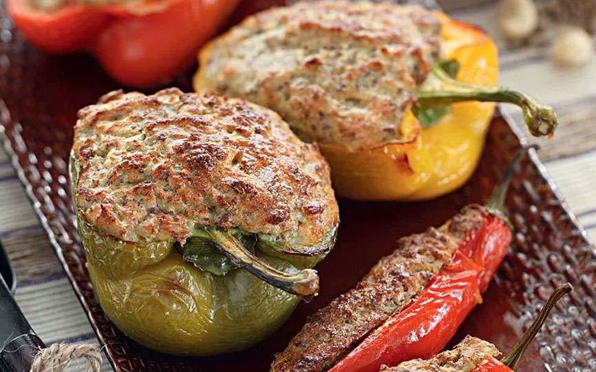 Ardei umpluți cu carne de vită și cartofi – rețetă pas cu pas