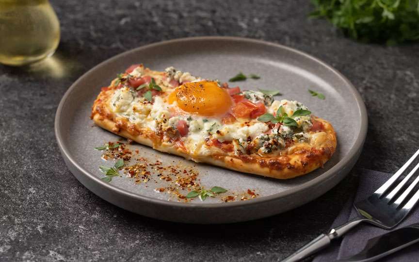 Pizzette cu ou, feta și verdeață – gust mediteranean în 20 de minute