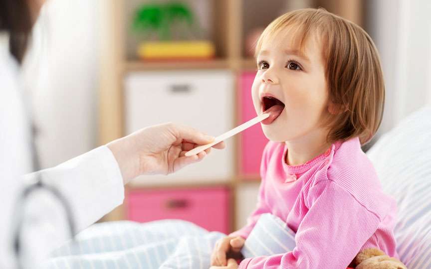 Puncte roșii pe cerul gurii la copii – cauze, diagnostic și tratament recomandat de medici