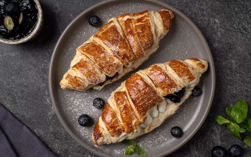 Croissant cu cremă de brânză și afine – mic dejun ca la cafenea