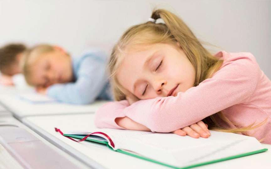 Somnul de prânz la școlari: necesar sau obicei de care putem renunța?