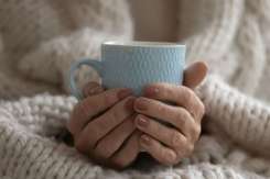 Ai mâini reci tot timpul? 10 afecțiuni care pot fi cauza