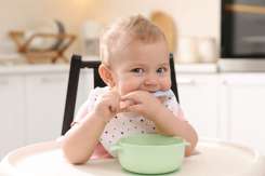 Când și cum să introduci laptele și lactatele la copii – recomandările pediatrilor din România și Moldova