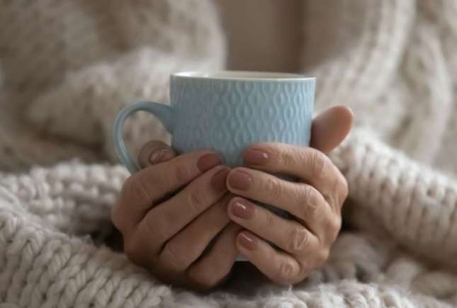 Ai mâini reci tot timpul? 10 afecțiuni care pot fi cauza