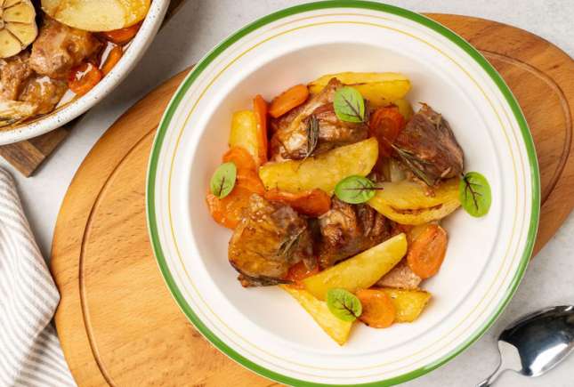 Carne la cuptor cu legume: rețeta fragedă și aromată pentru întreaga familie