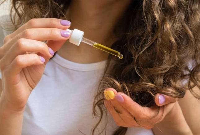 Suplimentele cu vitamine pentru păr: chiar funcționează sau e doar marketing?