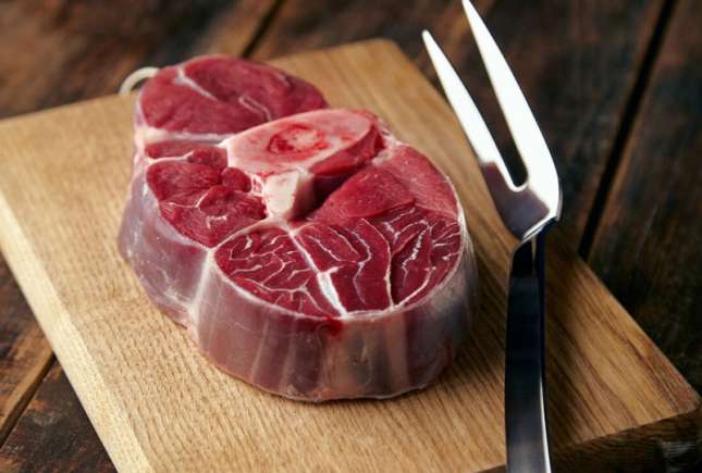 Dieta carnivoră: ce se întâmplă dacă mănânci doar carne și ce riscuri implică