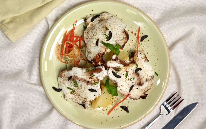 Ceafă de porc cu iaurt la cuptor – rețetă fragedă și aromată
