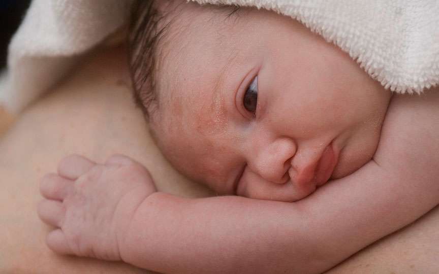 Contactul piele pe piele stimulează dezvoltarea creierului la prematuri