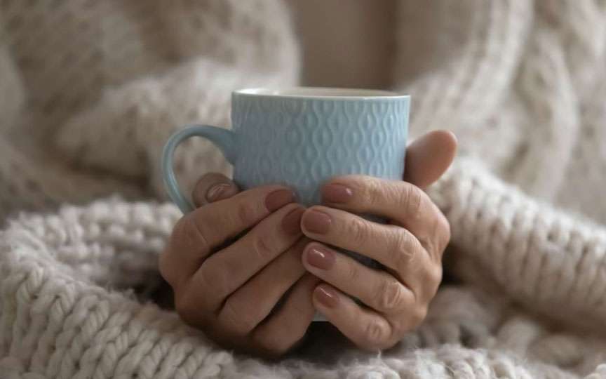Ai mâini reci tot timpul? 10 afecțiuni care pot fi cauza