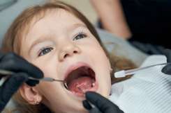 Factorul hormonal care accelerează erupția dinților de lapte la copii