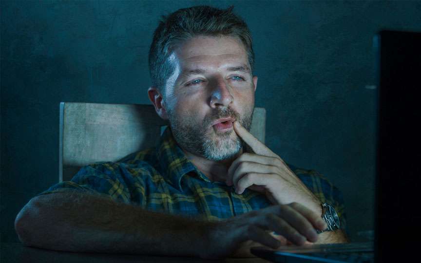 Soțul se uită la filme pentru adulți: cauze și cum să reacționezi