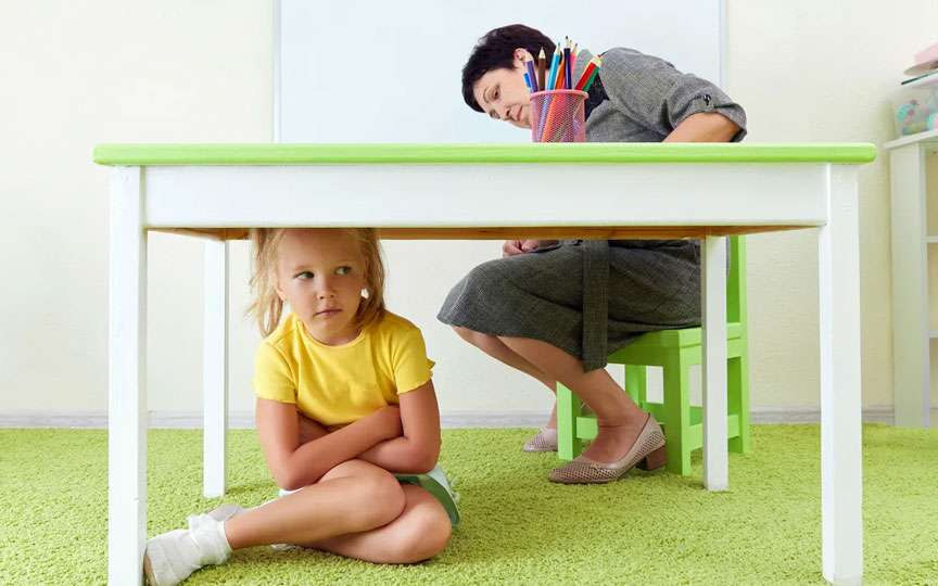 Copilul se teme de educatoare: cauze și 8 sfaturi pentru părinți